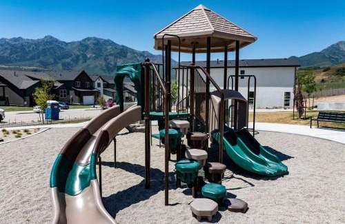 Mountain Green House | Wasatch Peak Chateau Unit A with Pool and Hot Tub