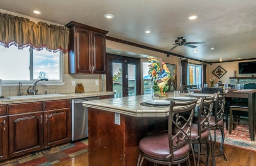 Draper House | *Wasatch Retreat* Hot Tub * Theater * Billiards * Deck * 2 Family Rooms