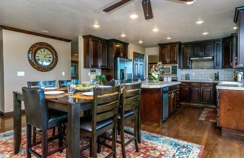 Draper House | *Wasatch Retreat* Hot Tub * Theater * Billiards * Deck * 2 Family Rooms