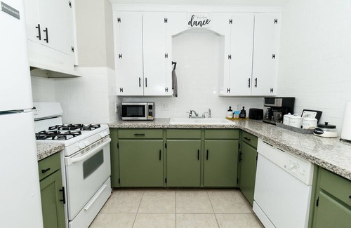 Broadmoor House | Washing Stay-Entire 4 Bedroom and 2 Baths!