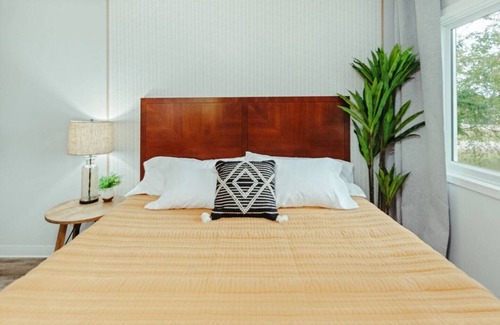 Plover House | Washington Manor Room #10