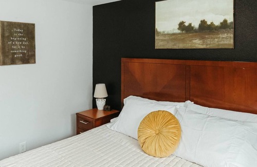Plover Apartment | Washington Manor Room #6
