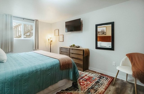 Plover Apartment | Washington Manor Room #7