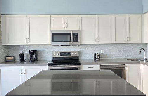 Fort York Condo | Watch planes takeoff from your balcony! 2+1 BD 2 BA w/pool, hot tub & parking