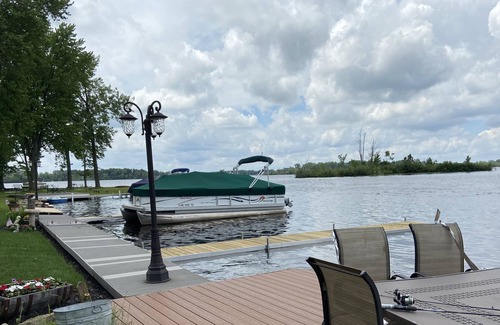 Fenton House | Water front Cabin with dock great fishing Lake Ponemah & Shiawassee river