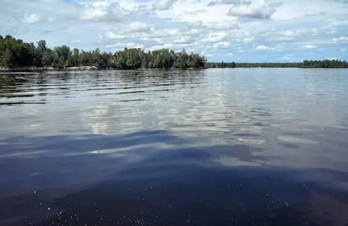 Lac du Bonnet Cottage | Water's Edge Sunrise Escape /Waterfront/ Hot Tub
