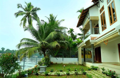 Nedumudy House | Water's Edge Villas, Luxury Backwater Luxury Hotel