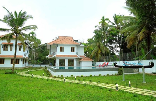 Nedumudy House | Water's Edge Villas, Luxury Backwater Luxury Hotel
