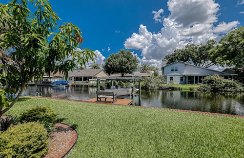 Lake Shore Estates Hotel | Water Song