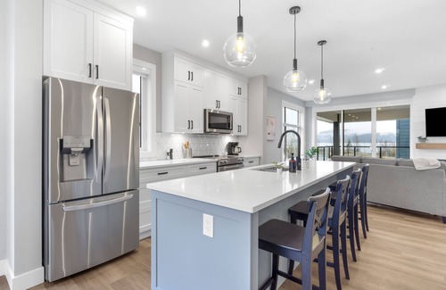 Harrison Hot Springs Condo | Water View - Brand New Harrison 2BR + Den