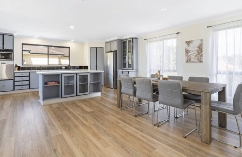 Redland Bay House | Water View Modern 6 Beds Villa with Pool