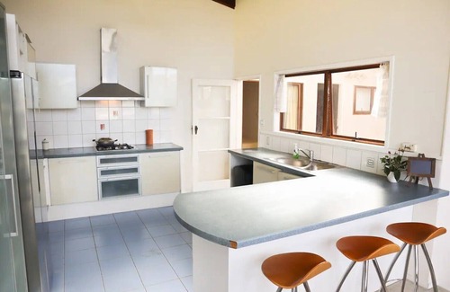 Auckland House | Water views 5-Bedroom Large home | Family Friendly. Close to Airport & City.