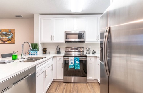 Ruskin House | Water Views from Your Bed! 4 Balconies | Sleeps 5