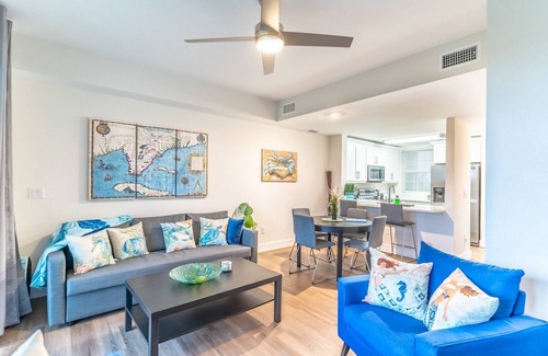 Ruskin House | Water Views from Your Bed! 4 Balconies | Sleeps 5