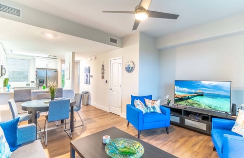 Ruskin House | Water Views from Your Bed! 4 Balconies | Sleeps 5