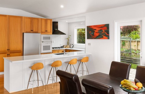 Tanners Point House | Waterfont Paradise - Hot pools nearby