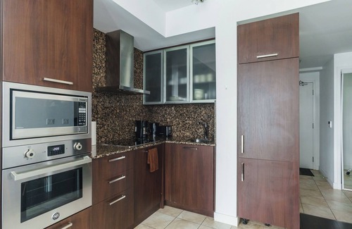 Toronto Entertainment District Apartment | Waterfront 1 Bdr, 2bed, CN Tower, Parking 4 guests