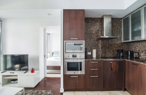 Toronto Entertainment District Apartment | Waterfront 1 Bdr, 2bed, CN Tower, Parking 4 guests