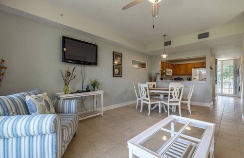 Ruskin Condo | Waterfront 2 bdrm - Beach, Pools, Restaurants, Bars, Fitness Center, Charters and so much more!