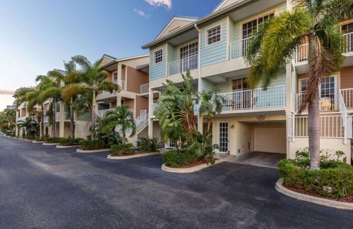 Ruskin Condo | Waterfront 2 bdrm - Beach, Pools, Restaurants, Bars, Fitness Center, Charters and so much more!