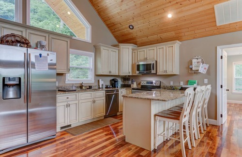 Jacksboro House | Waterfront, 2025 Tram, 2023 Dock, Sleeps 14, 3BR, 3.5 Bath, Wifi @ House & Dock