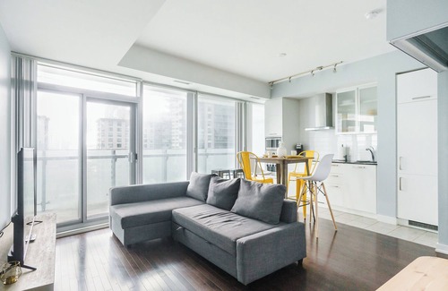 Central Waterfront Condo | Waterfront 2bdr Condo W/Parking
