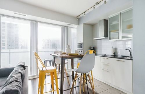 Central Waterfront Condo | Waterfront 2bdr Condo W/Parking