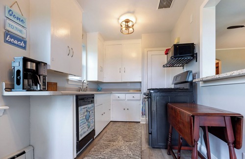 Cottage Line House | Waterfront 2BR/1BA, Amazing View, Backyard Sandy Beach