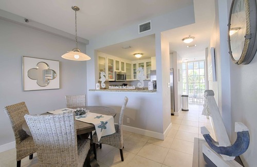 Ruskin House | Waterfront 2BR Townhome w/4 Balconies, Views of River, Bay & St. Pete – Near Beach & Pool