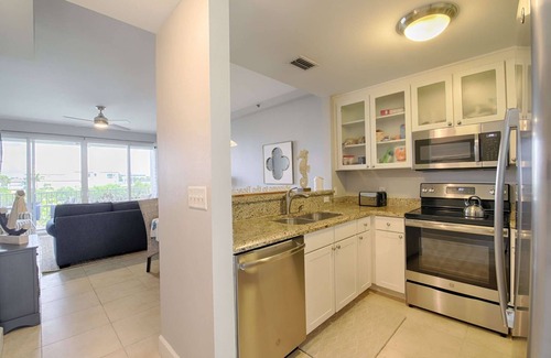 Ruskin House | Waterfront 2BR Townhome w/4 Balconies, Views of River, Bay & St. Pete – Near Beach & Pool