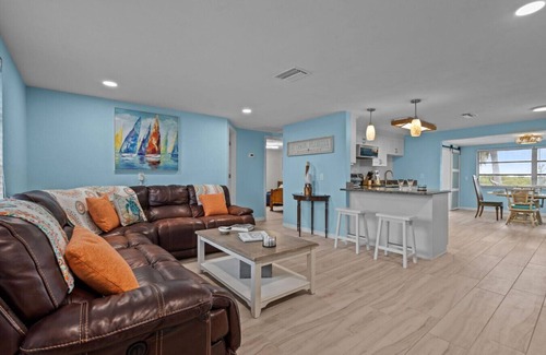 Port Richey House | Waterfront! 2BR w/Firepit & Grill*Kayaks Included!