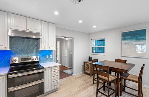 Bay Crest Park House | Waterfront 3 BD, 2.5 BA TH only 30m to beaches 10m Tpa Stadium & TIA airport!