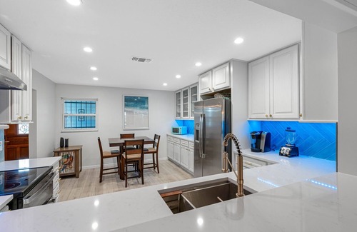 Bay Crest Park House | Waterfront 3 BD, 2.5 BA TH only 30m to beaches 10m Tpa Stadium & TIA airport!