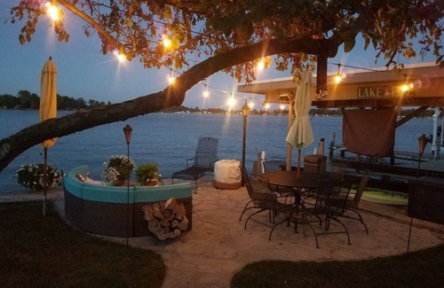 Lakeview House | Waterfront 3-bedroom Lake Cottage on Tecumseh Island at Indian Lake!