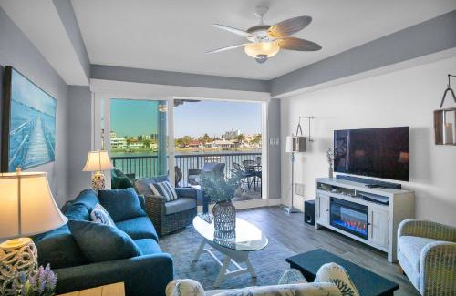 Clearwater Beach Apartment | Waterfront -3BR - 2Kings -Pool Balcony - Beach
