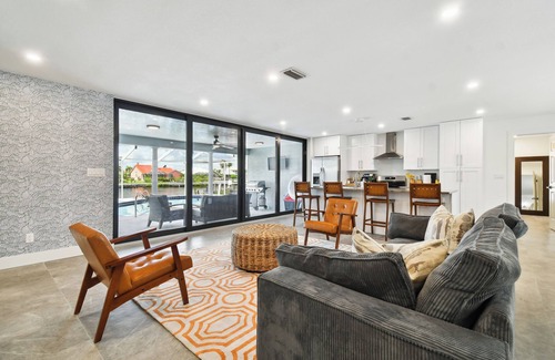 Apollo Beach House | Waterfront 4-bedroom Pool house in fantastic Apollo Beach with AC, WiFi