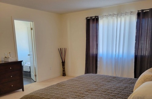 Clarington House | Waterfront 4 Bedroom Home - 5mins from the beach