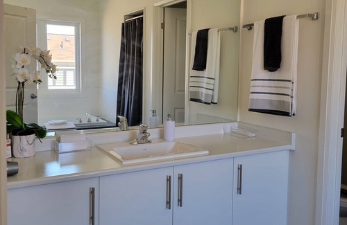 Clarington House | Waterfront 4 Bedroom Home - 5mins from the beach