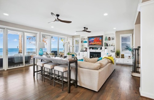 Rose Haven House | Waterfront- 5-bedroom house with dock in charming North Beach