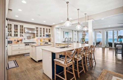 Rose Haven House | Waterfront- 5-bedroom house with dock in charming North Beach