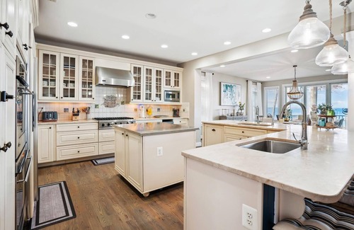 Rose Haven House | Waterfront- 5-bedroom house with dock in charming North Beach