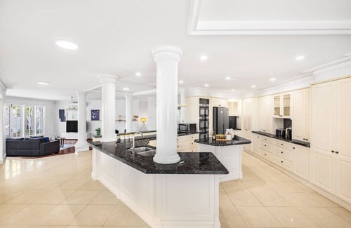 Benowa House | WaterFront 5B4B Dream House w/French & Bali style