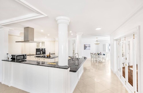 Benowa House | WaterFront 5B4B Dream House w/French & Bali style