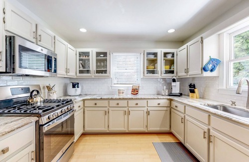Salisbury House | Waterfront allergy-free home with 40-foot fishing dock, canoe, home theater