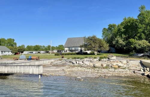 Fishers Landing House | Waterfront - Amazing River View - Newly Renovated