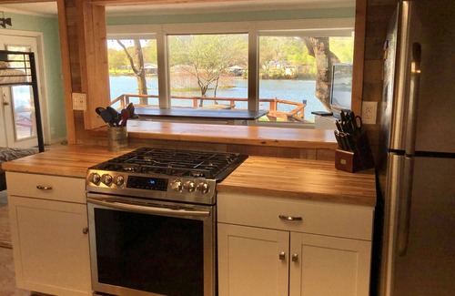 Kingsland House | Waterfront and PERFECT for a fun, relaxing getaway