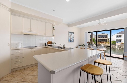 Port Lincoln Apartment | Waterfront apartment, located in the centre of Lincoln Cove Marina Port Lincoln