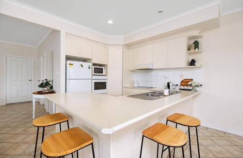 Port Lincoln Apartment | Waterfront apartment, located in the centre of Lincoln Cove Marina Port Lincoln