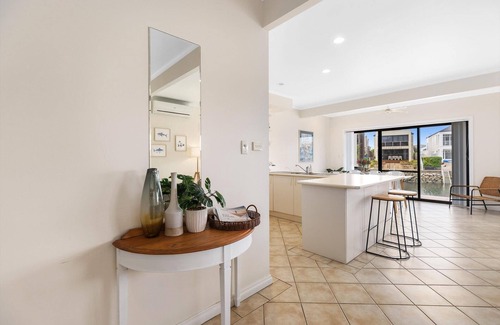 Port Lincoln Apartment | Waterfront apartment, located in the centre of Lincoln Cove Marina Port Lincoln