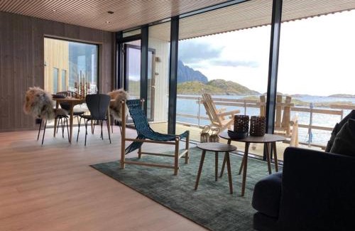 Henningsvaer Apartment | Waterfront apartment with panoramic sea view